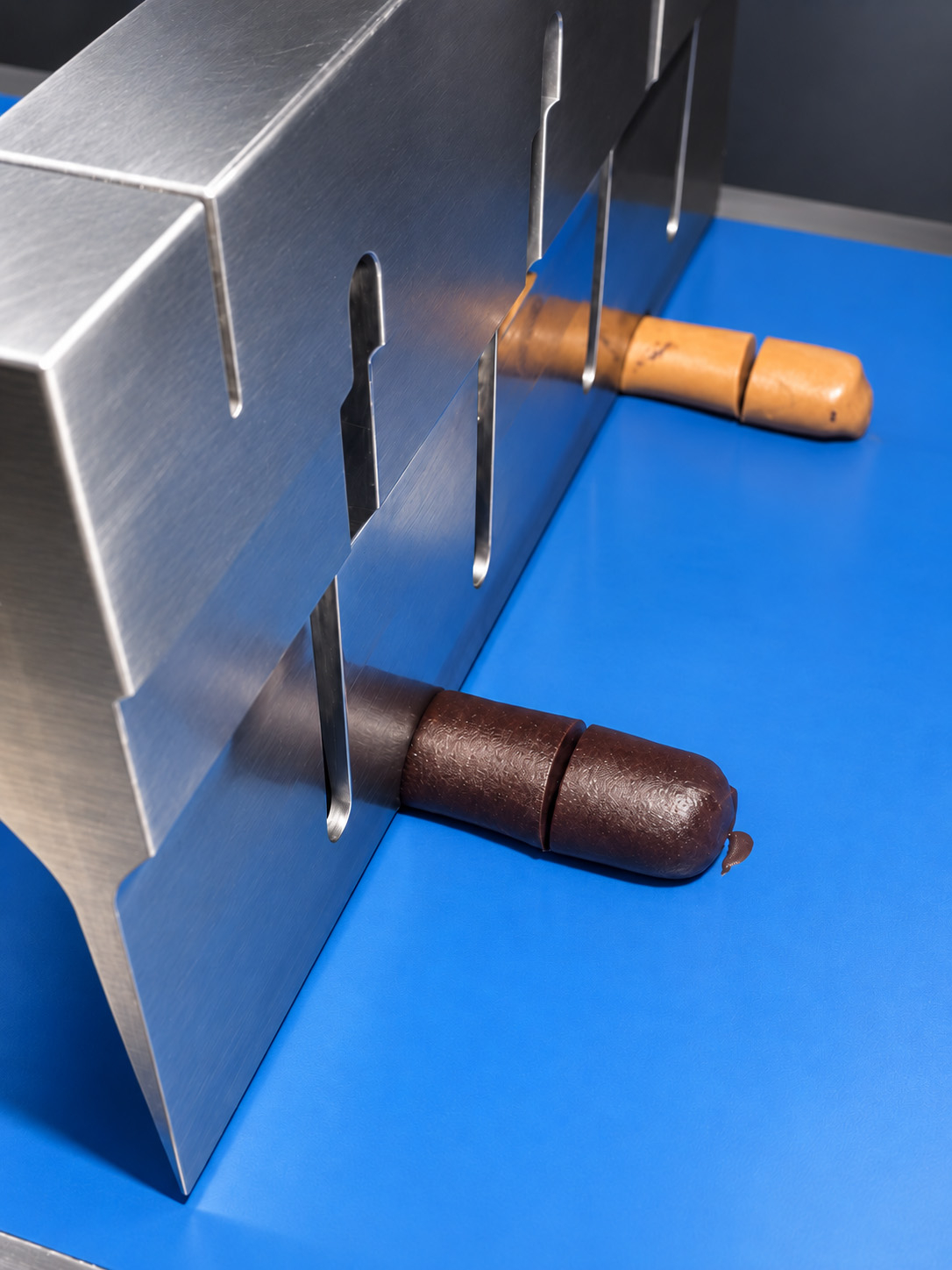 Ultrasonic confectionery cutting machine cutting bar-shaped products