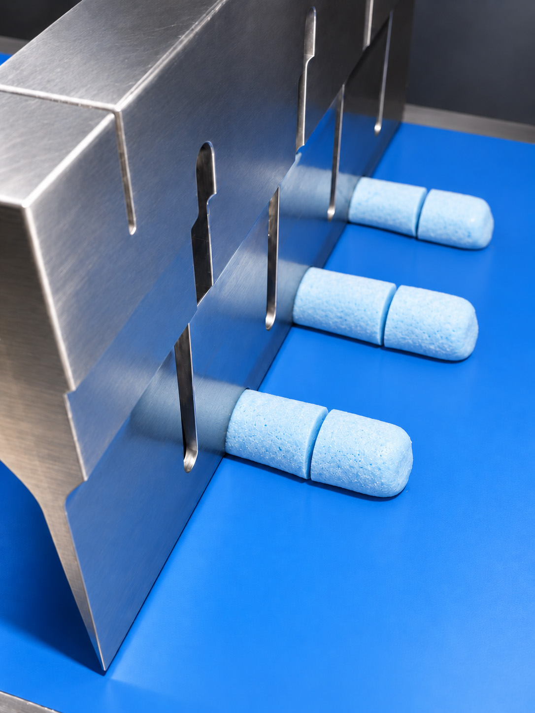 Ultrasonic confectionery cutting machine cutting blue bar-shaped products