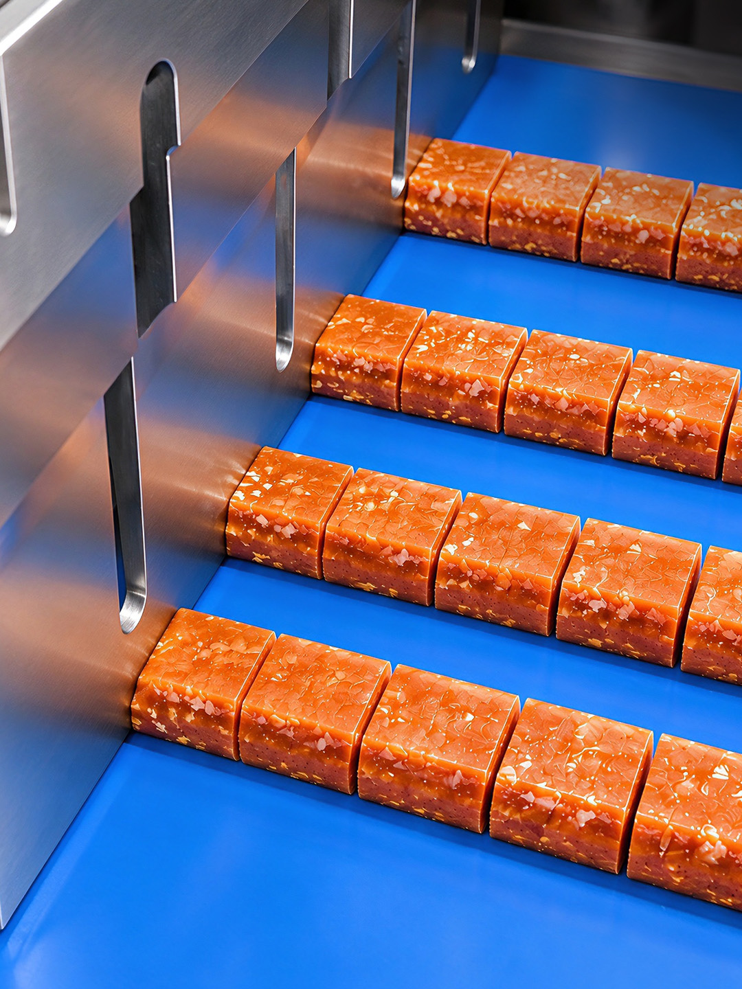 Ultrasonic confectionery cutting machine cutting products into pieces